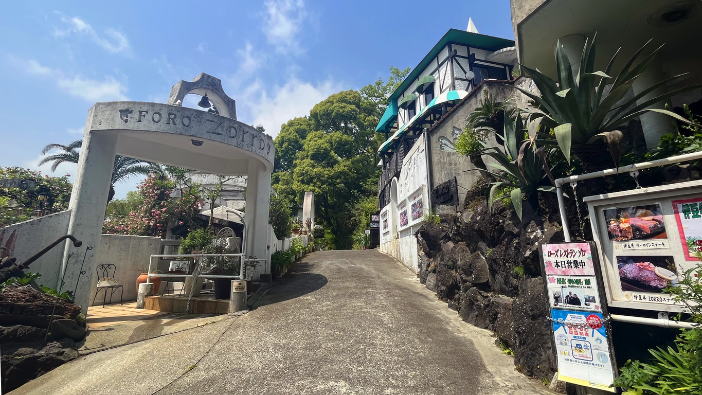 マリンゾロリゾート左手にバラ園、右手奥がレストラン兼チェックイン箇所。