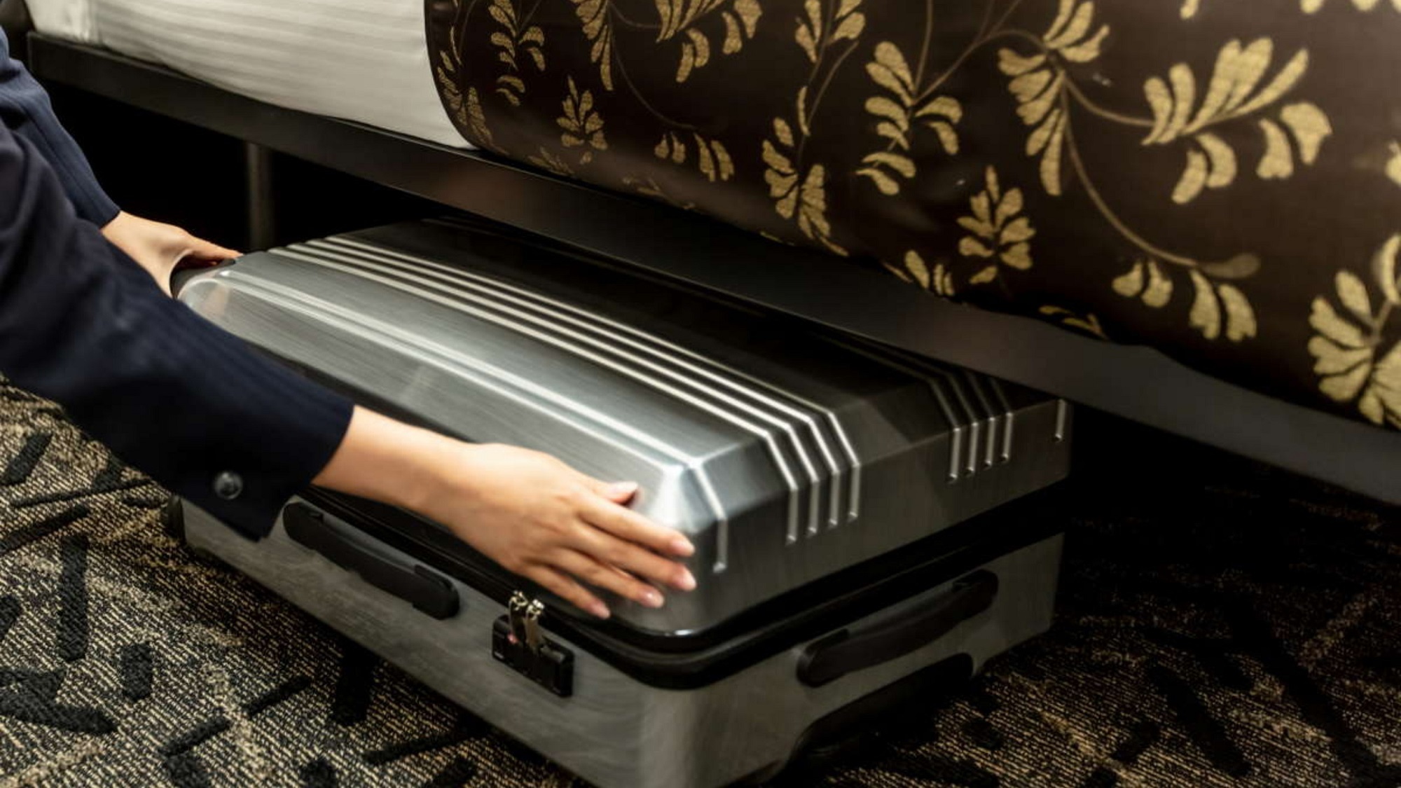 ベッド下にスーツケース等のお手回り品を収納できるよう、スペースを設けております。