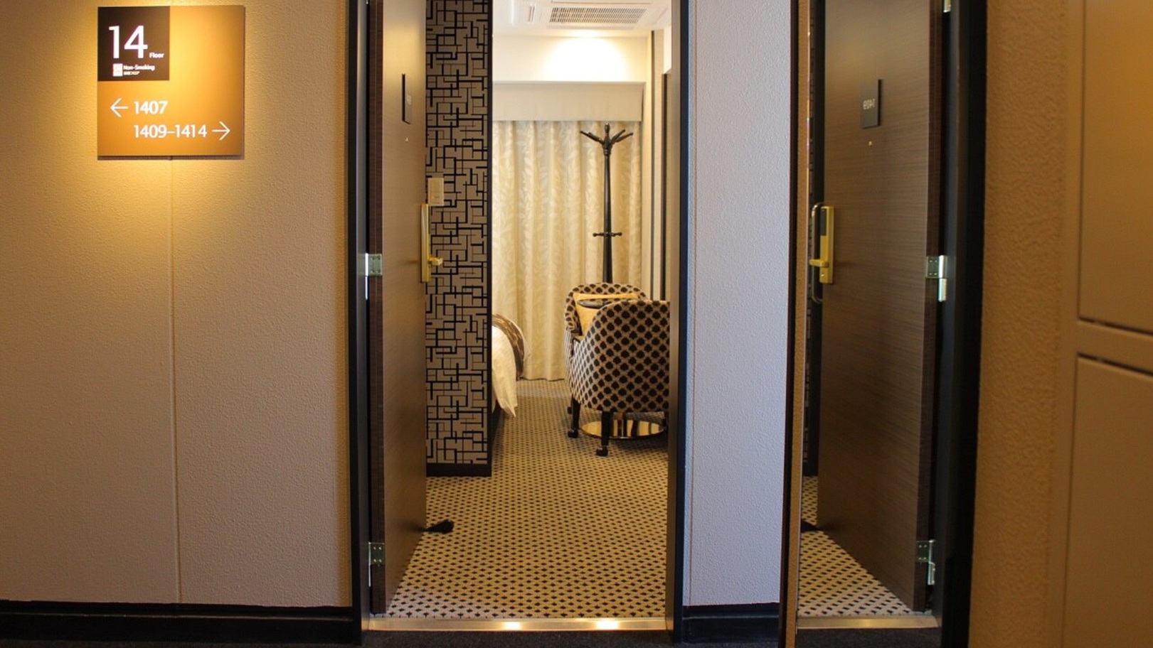 客室入口・バスルーム入口は80cm以上の幅を確保しております。
