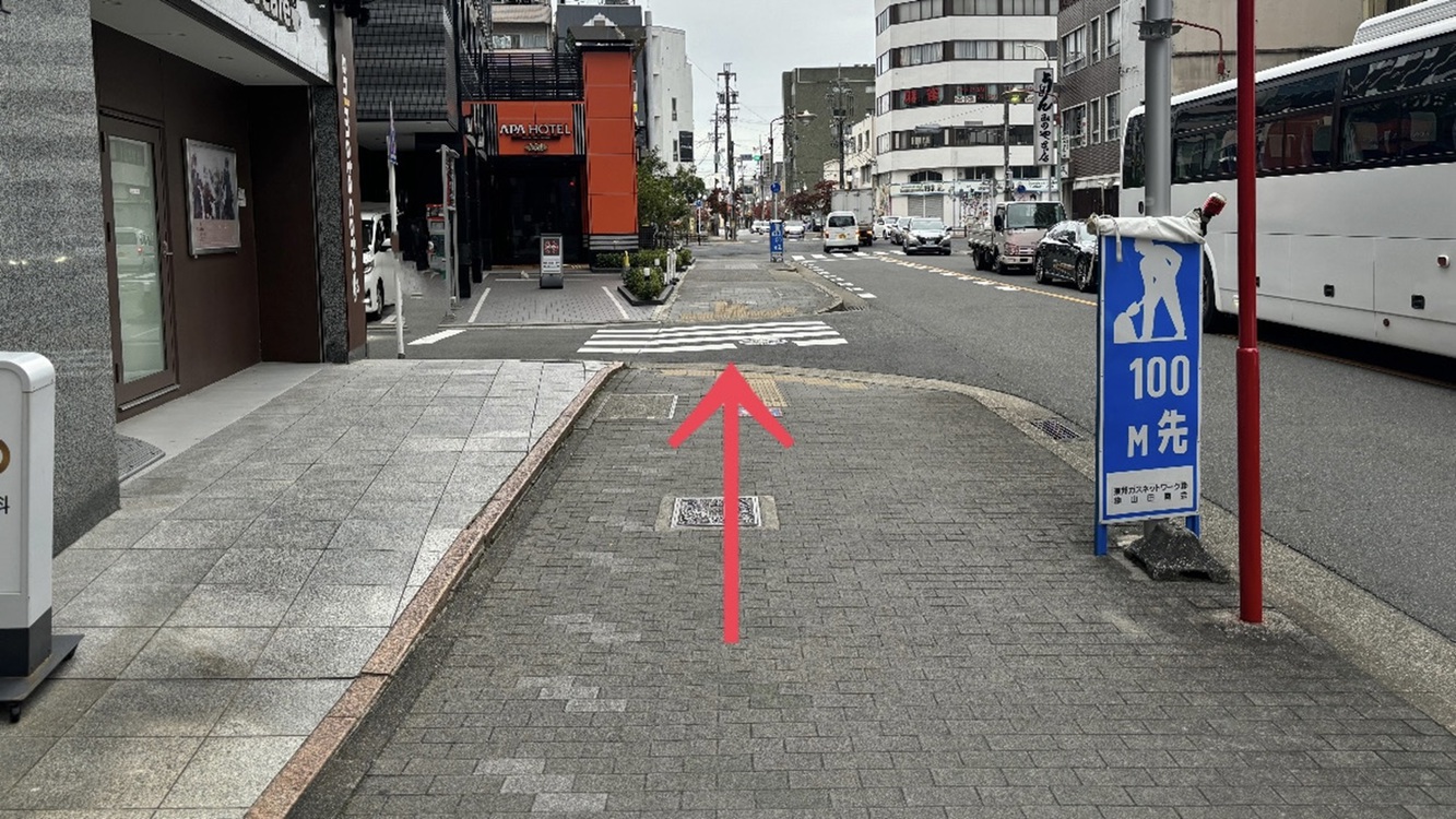 ⑧1分ほど直進すると当館でございます。