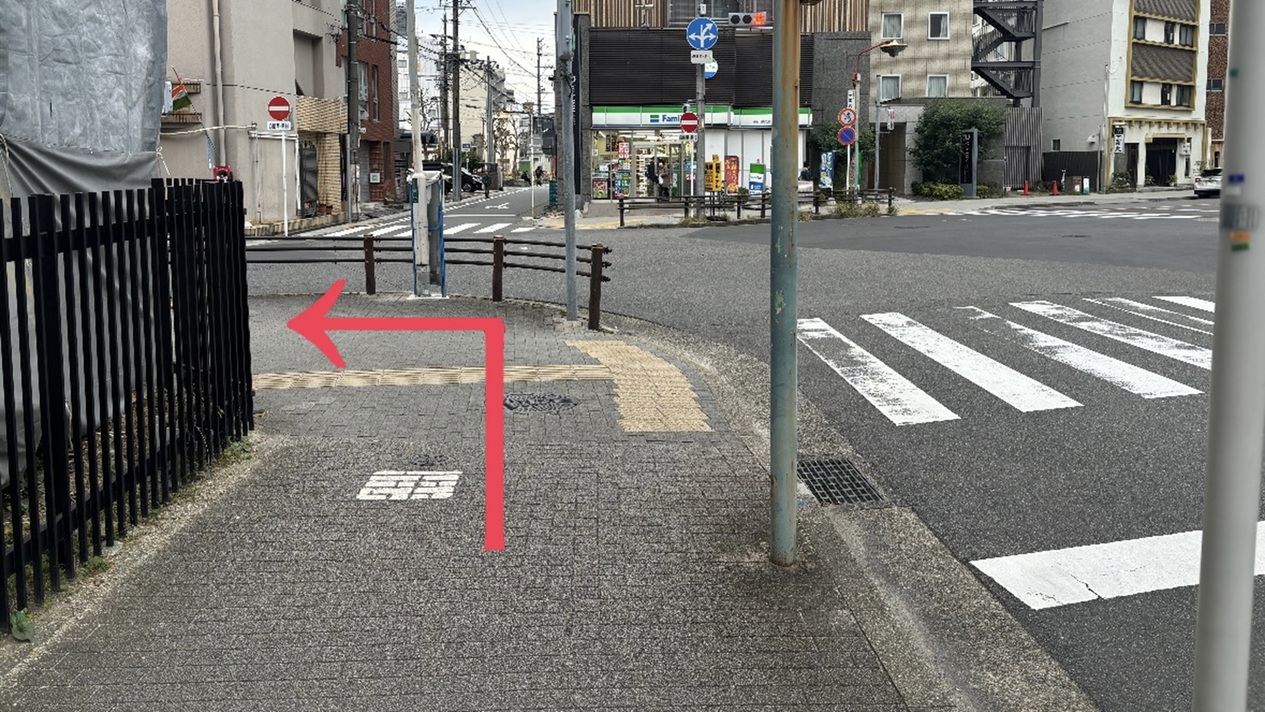 ⑦目の前にファミリーマートがある信号が出てきましたら、そちらまで渡らずに左折します。