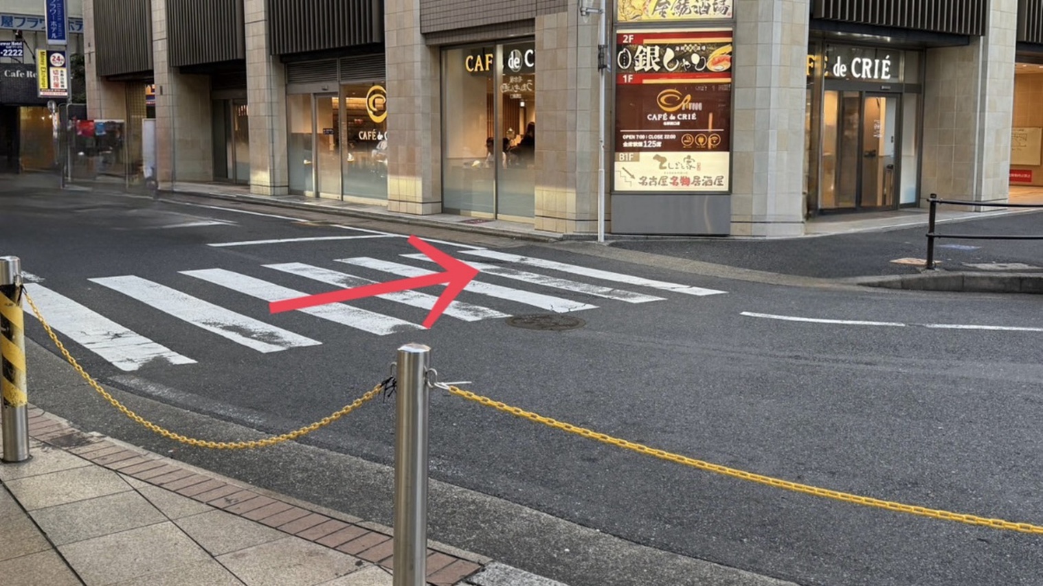 ③カフェドクリエが角にある、信号のない横断歩道がございますのでお渡り下さい。