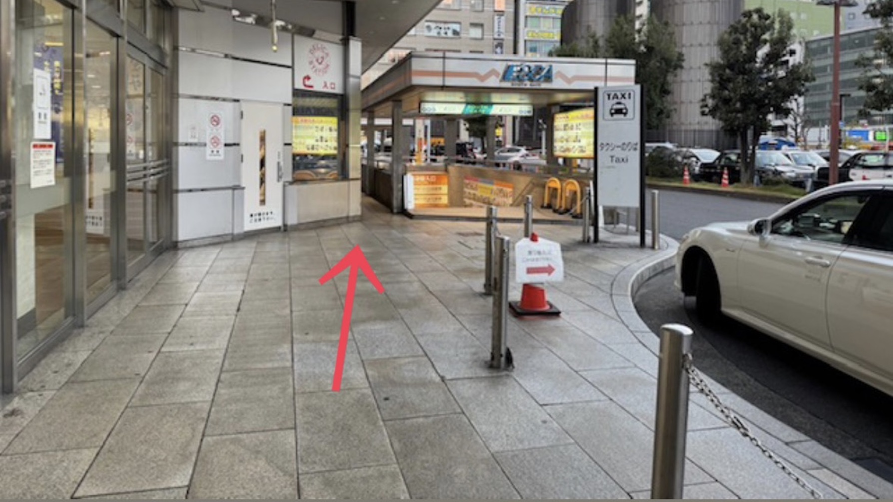 ②エスカ入口の横の路地を直進して頂きます。
