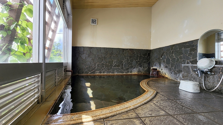 【温泉】女湯。当館の温泉は肌あたりが優しい、ゆっくりと楽しめるお湯です。