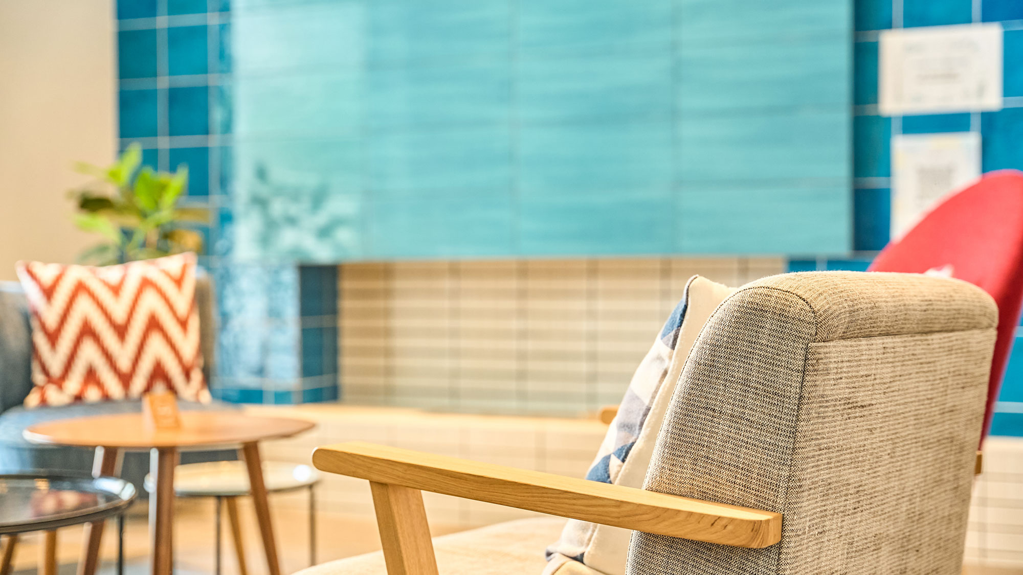 【ラウンジ】ナチュラルで上質な素材を使った家具をそろえ、居心地の良い空間