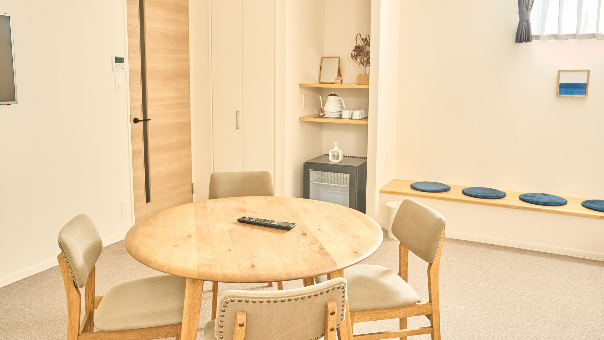 【NAGIツインスイートルーム】大きめのダイニングテーブル