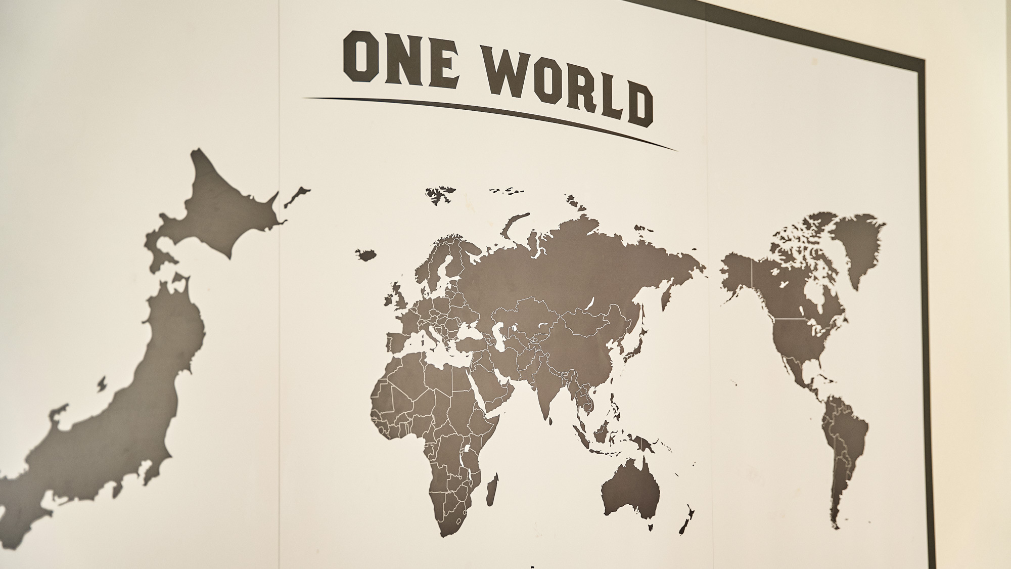 【エントランスの世界地図】お客様のチェキを貼らせていただいています