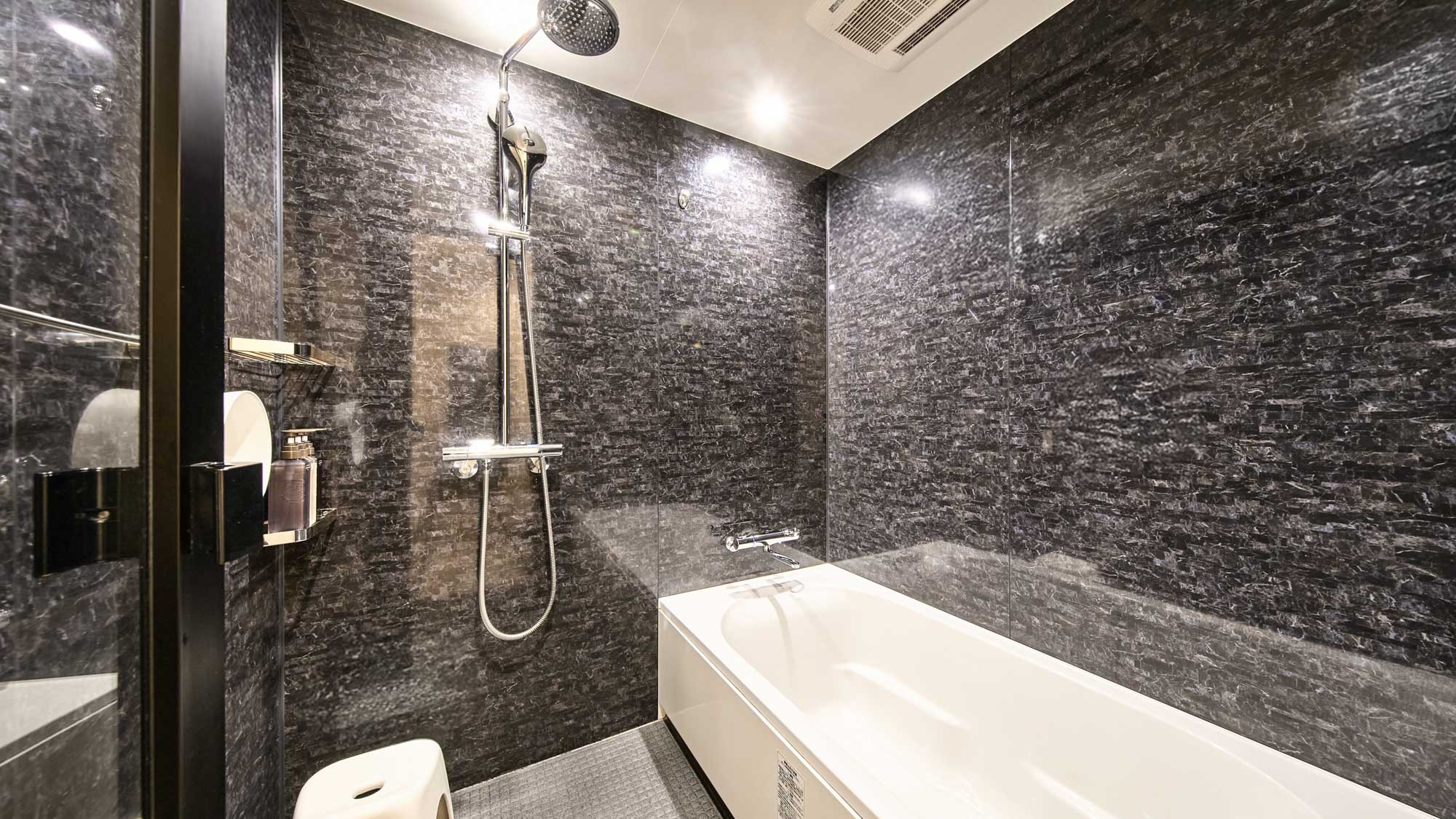 【バスルーム（畳つきツインスイートルーム）】ゆったりとしたバスルームです