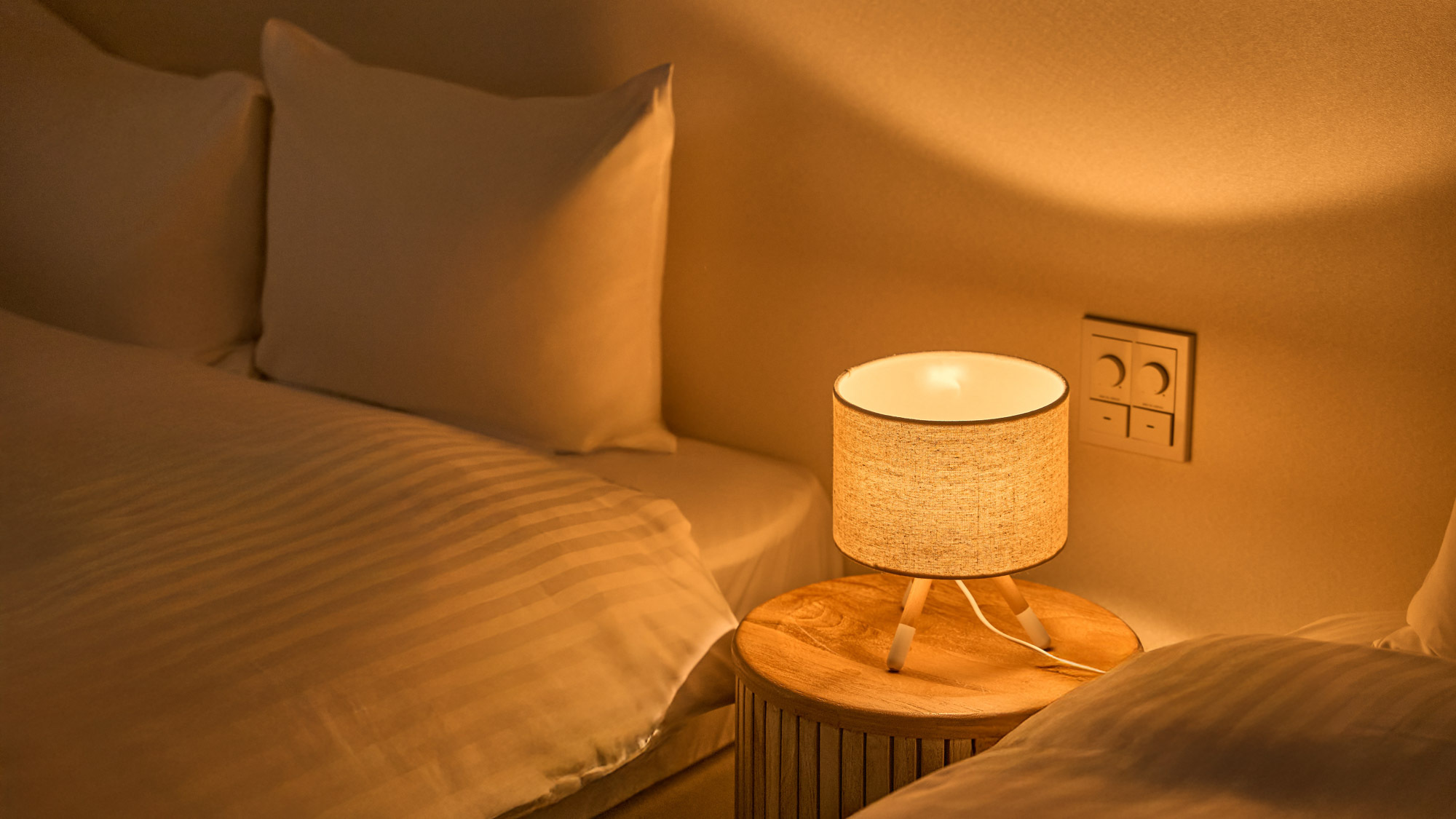 【NAGIツインスイートルーム】枕元のランプ