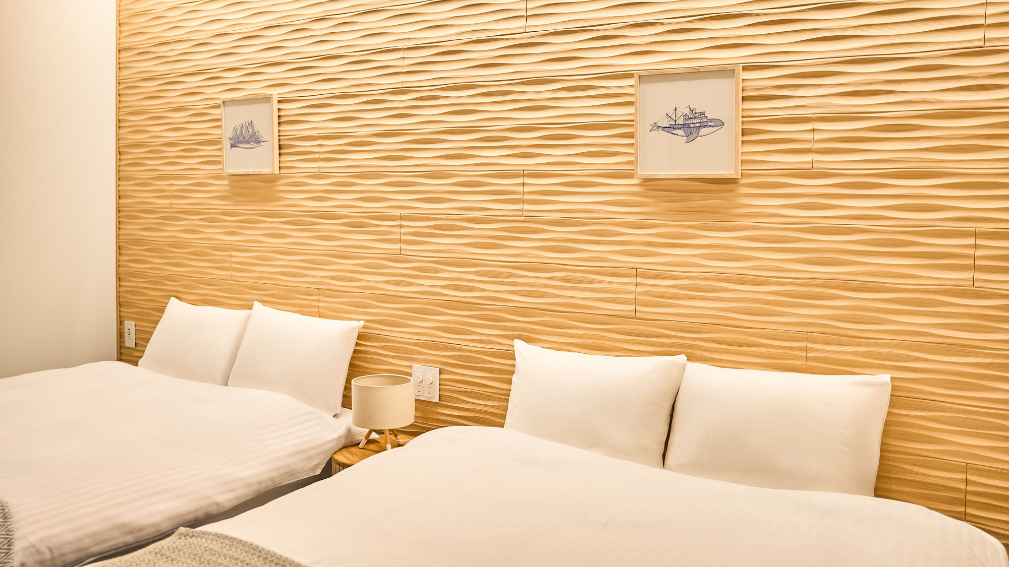 【バルコニー付きツインルーム】客室の壁には温かみのある木掘りが施されています