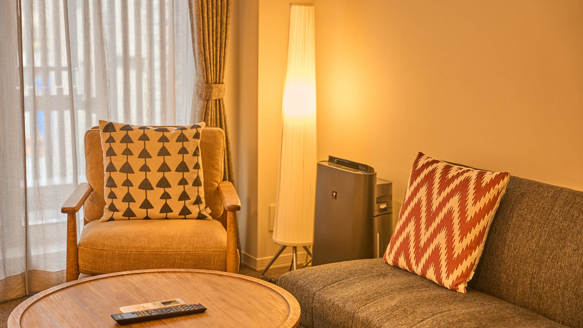 【バルコニー付きツインルーム】ソファや椅子に腰掛けてゆっくり談笑するもよし、テレビ鑑賞するもよし。