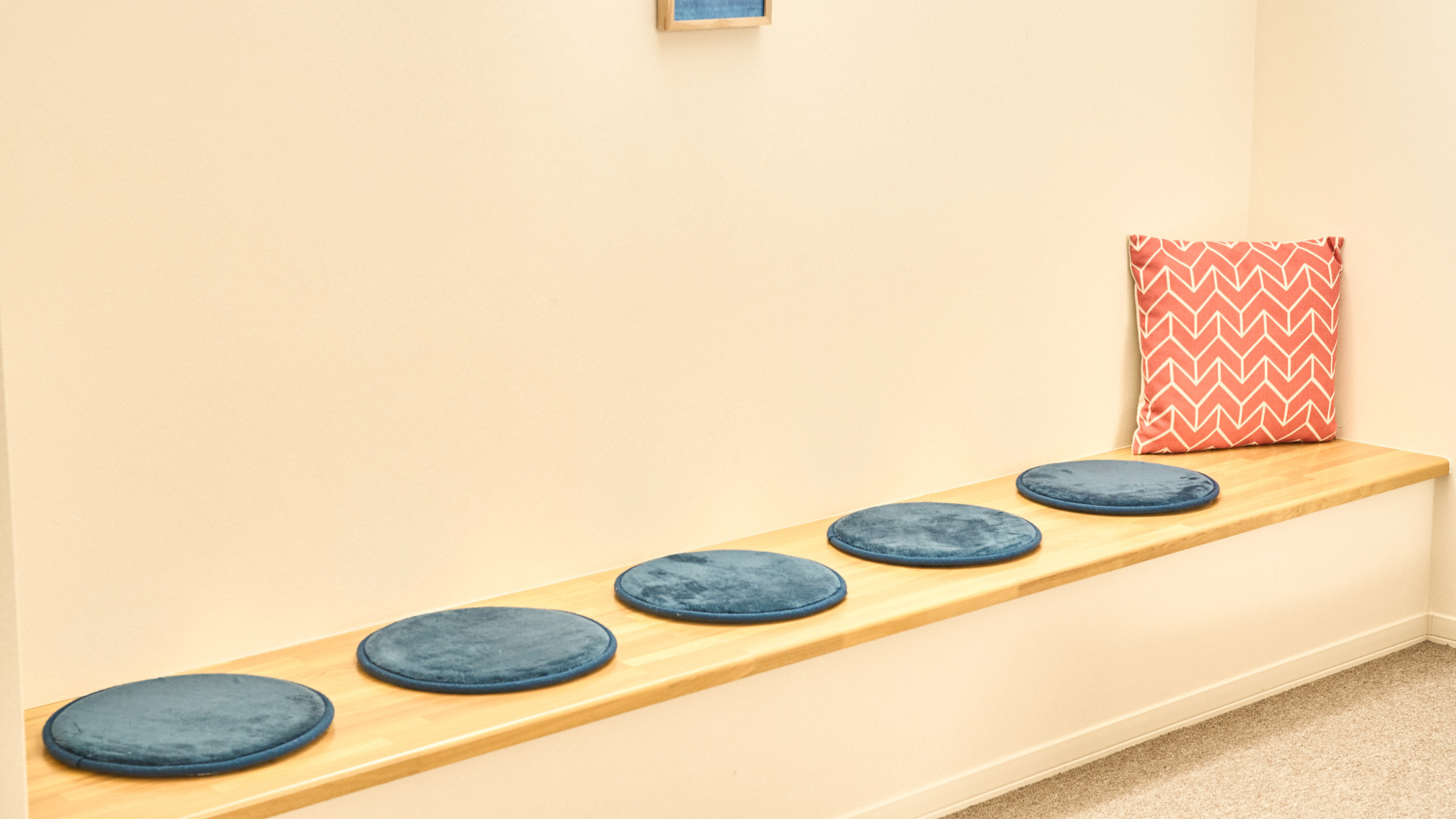 【NAGIツインスイートルーム】造り付けのベンチがあります