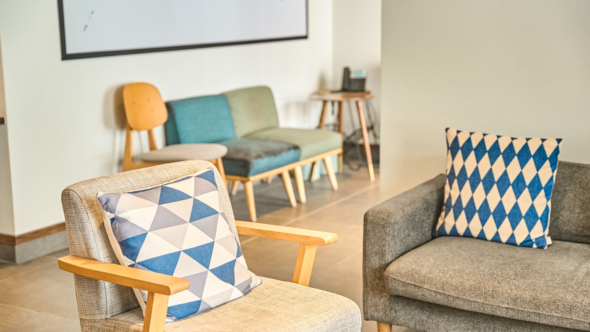 【ラウンジ】ナチュラルで上質な素材を使った家具をそろえ、居心地の良い空間