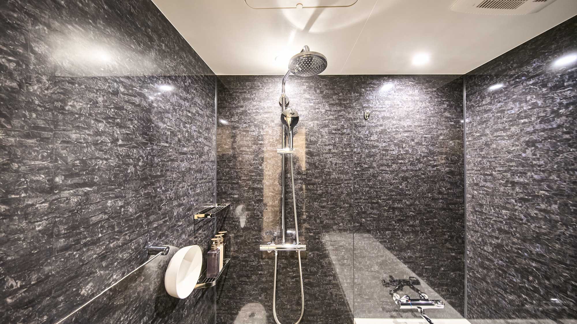 【バスルーム（畳つきツインスイートルーム）】オーバーヘッドシャワー付き