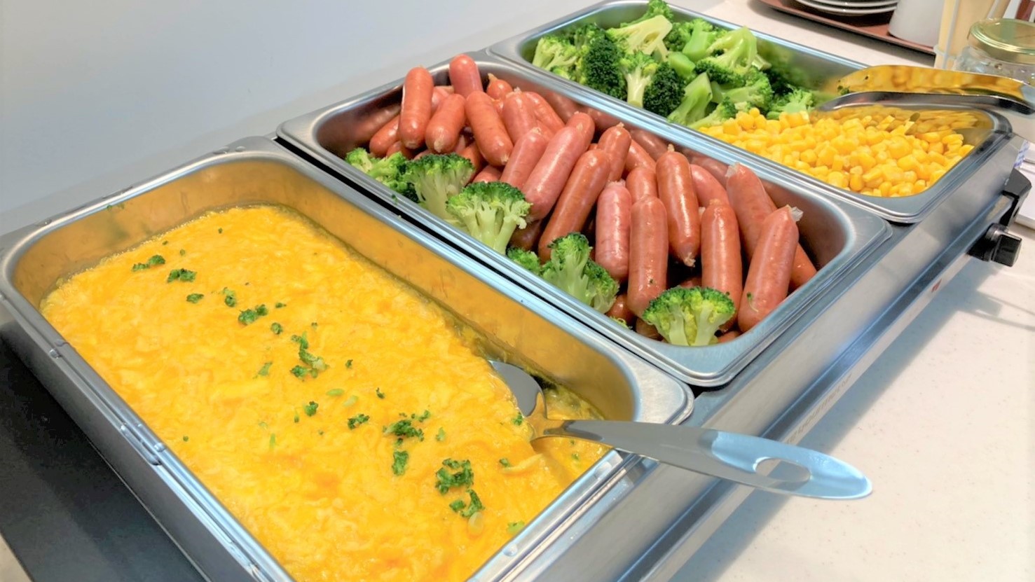 【軽朝食一例】美味しいスクランブルエッグやスクランブルエッグ・ソーセージ・ブロッコリー・コーン
