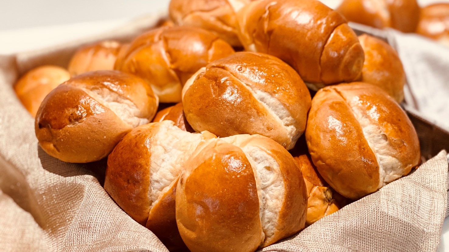 【軽朝食一例】定番の食パンやバターロールはもちろんクロワッサンや週替わりのパンなどご用意しております