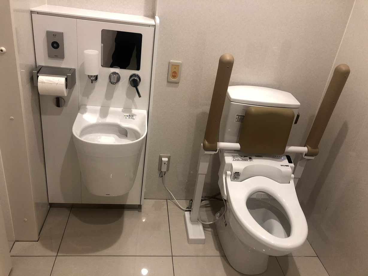 1階共有スペースにあるトイレはバリアフリーで、車椅子でも入れる広々スぺ−ス