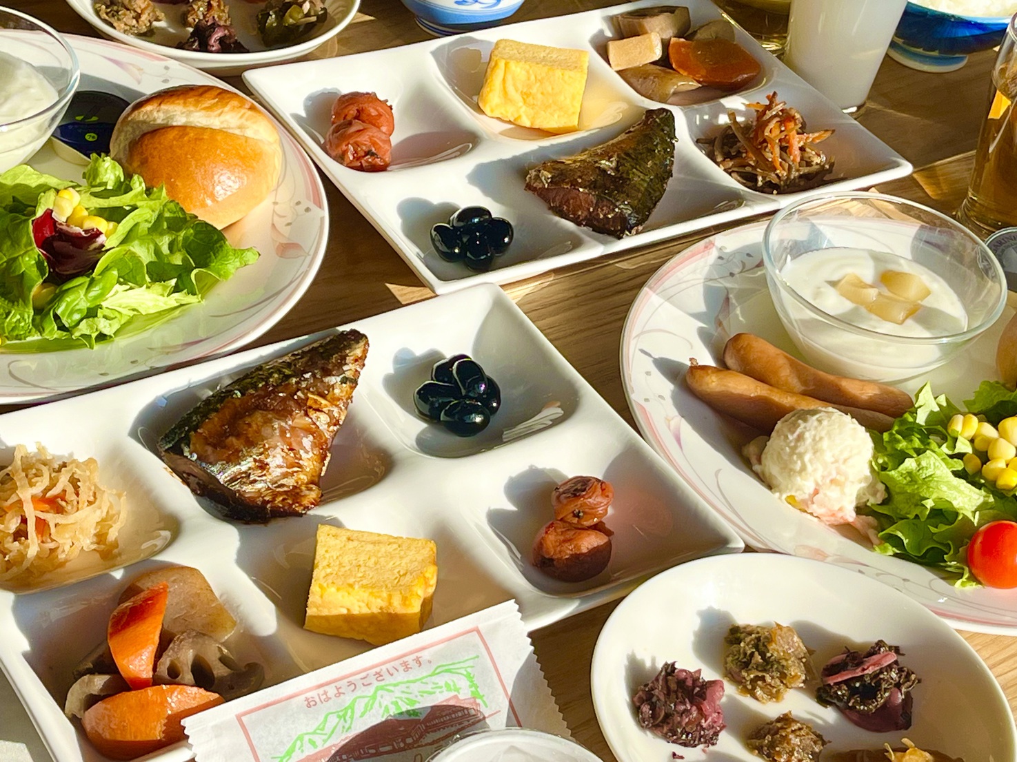 ビュッフェスタイルの朝食