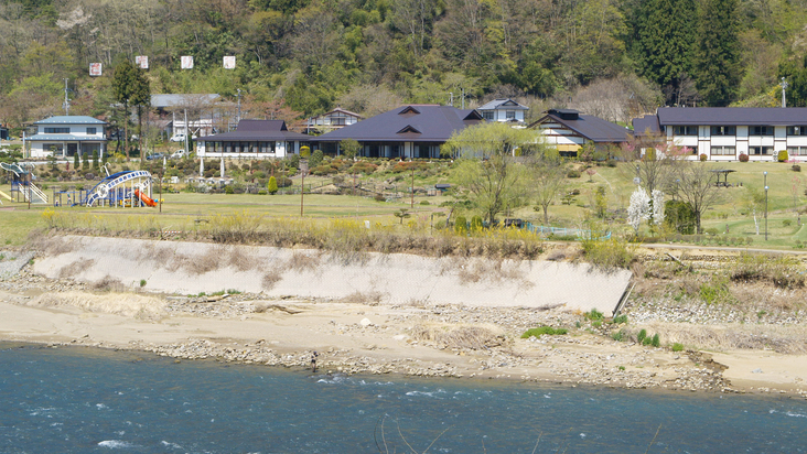 目の前には犀川が。自然豊かな「さぎり荘」