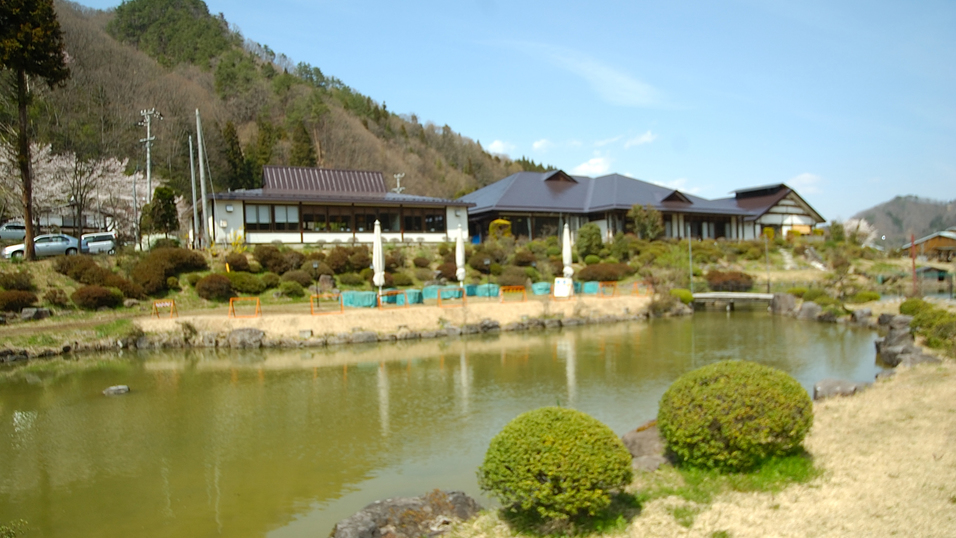 目の前には犀川が。自然豊かな「さぎり荘」