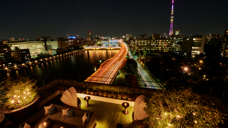 テラス & ラウンジ（9F）隅田川にかかる橋のライトアップが幻想的。