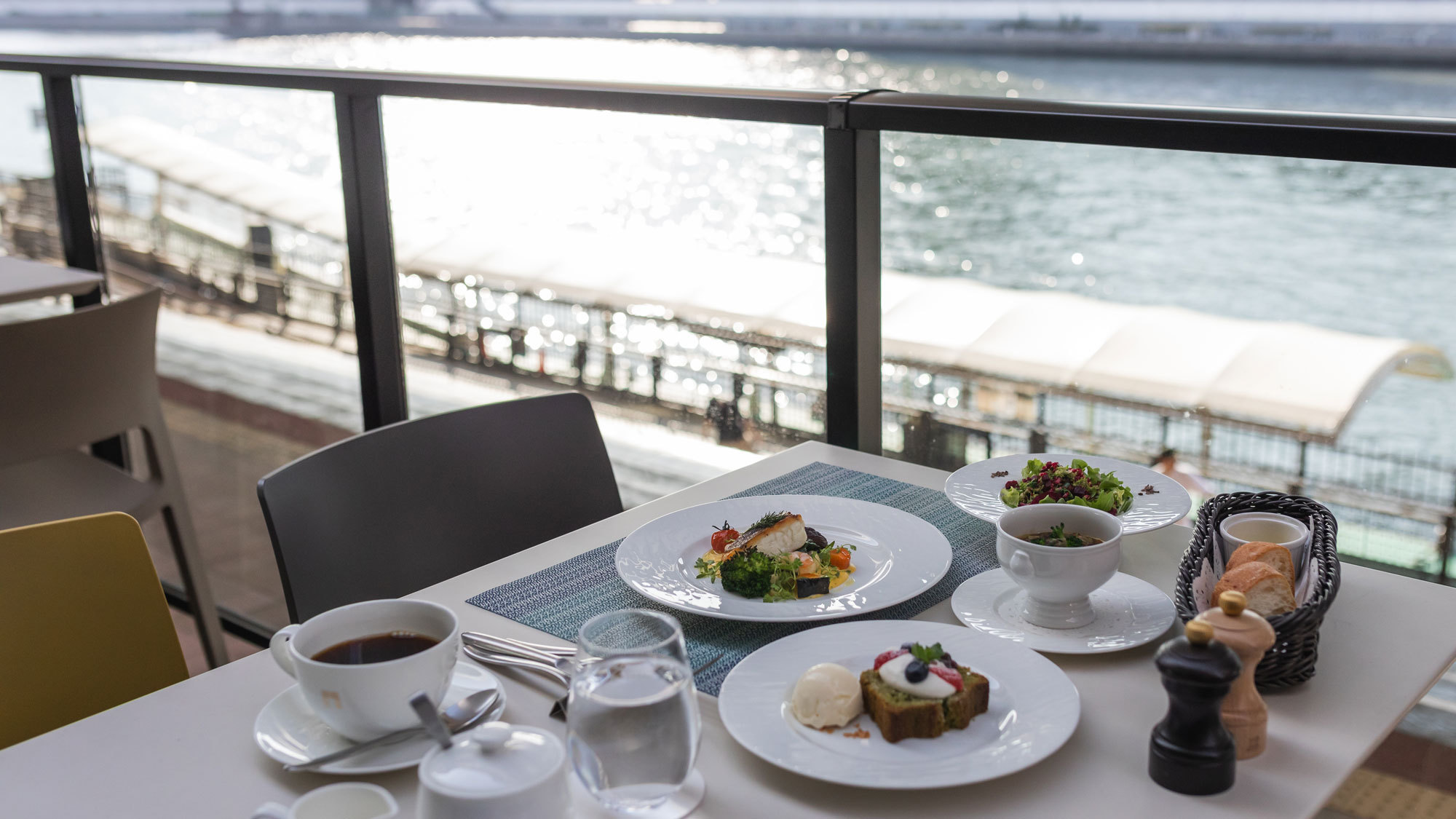 アンカー リョウゴク リバーサイド（2F）テラス席 川の流れや遊覧船の往来を間近に楽しむレストラン。