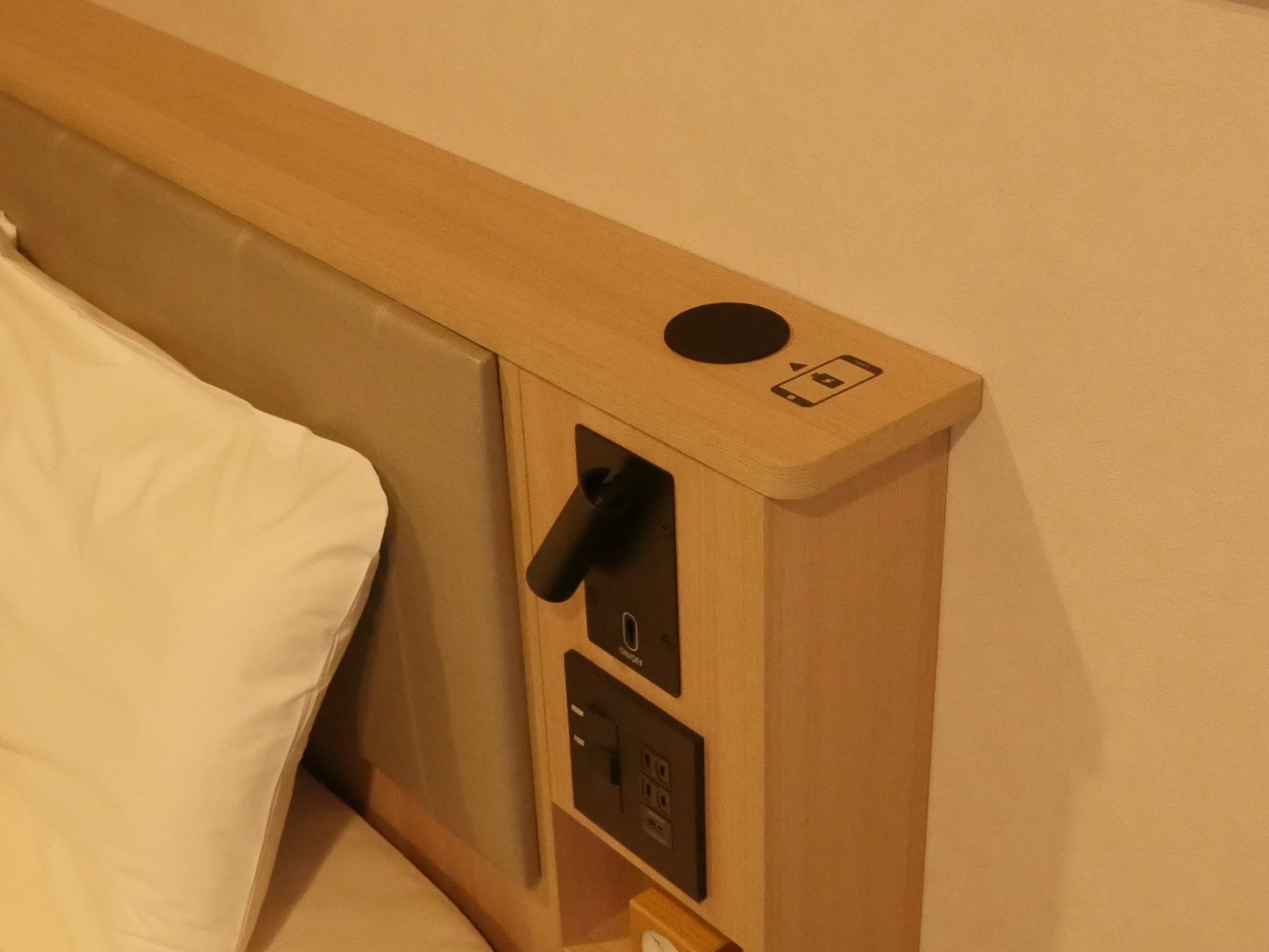 【ヘッドボード】置くだけで充電可能です※対応機種のみ