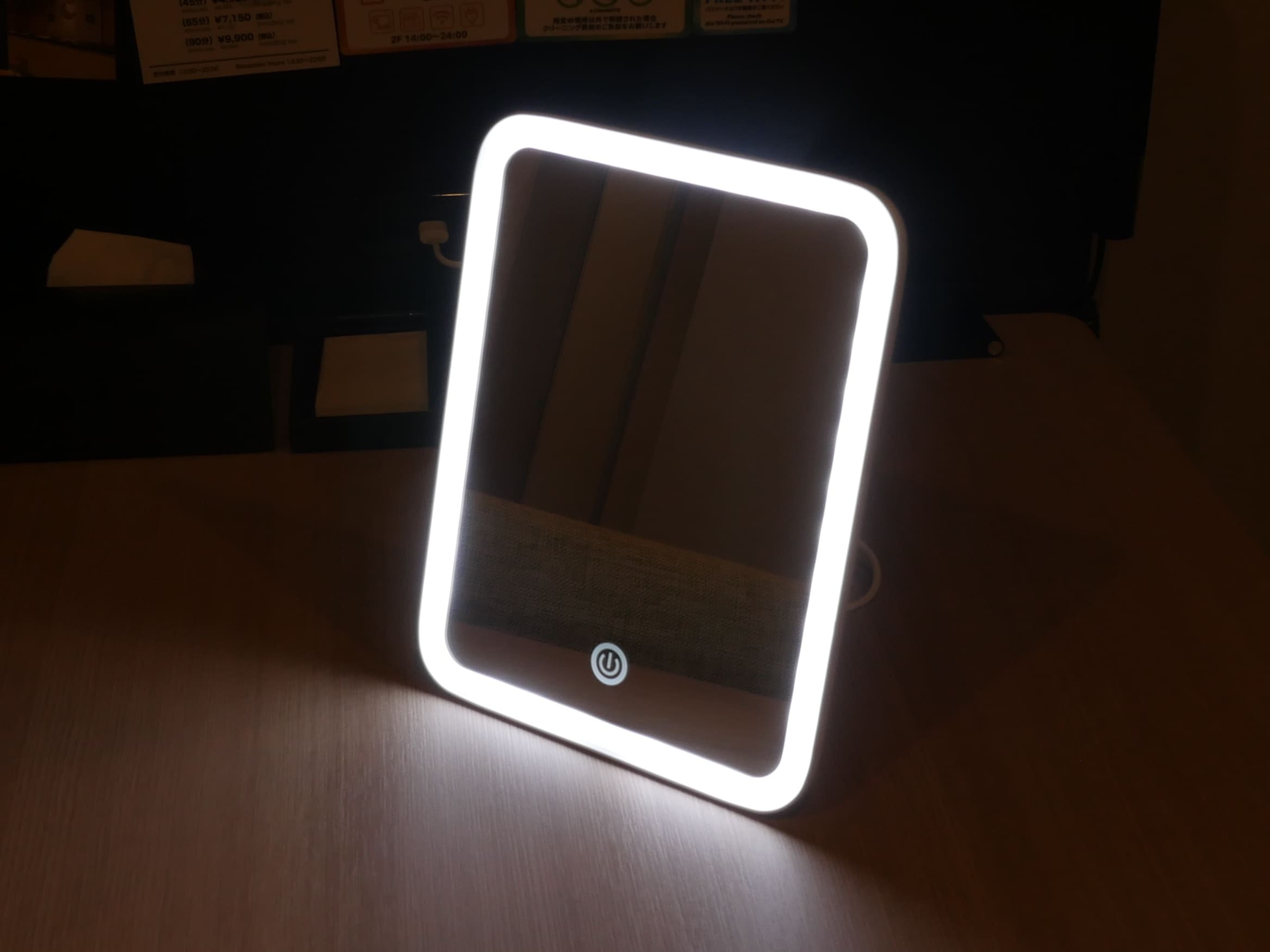 ツインのお部屋にはLEDミラー設置しております。