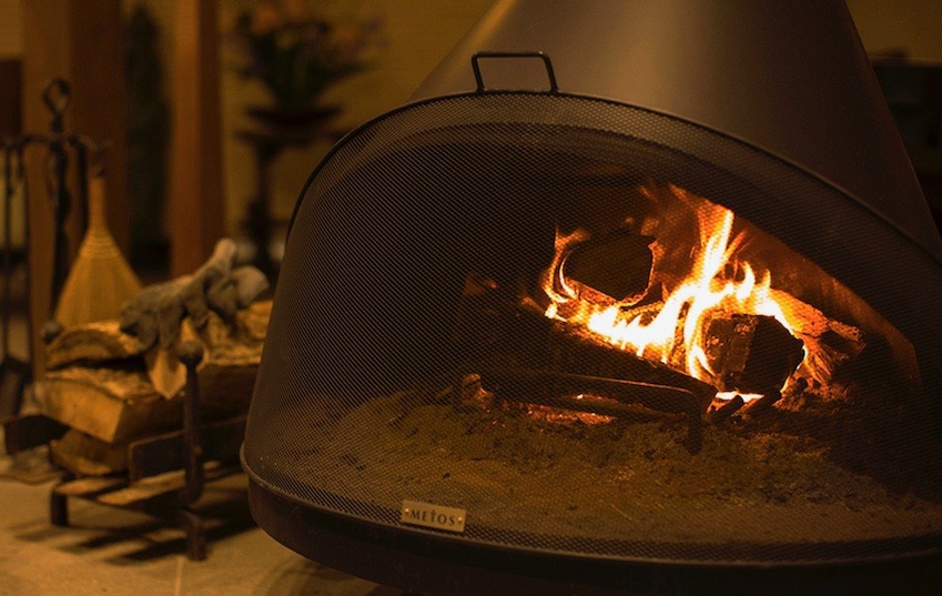 冬季は暖炉に炎が灯ります