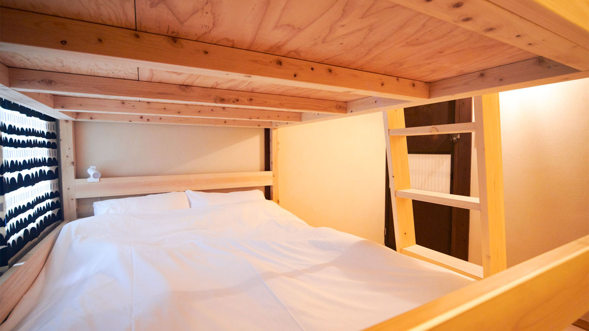 ・ベッド周りはシンプルで清潔感あるスペースです