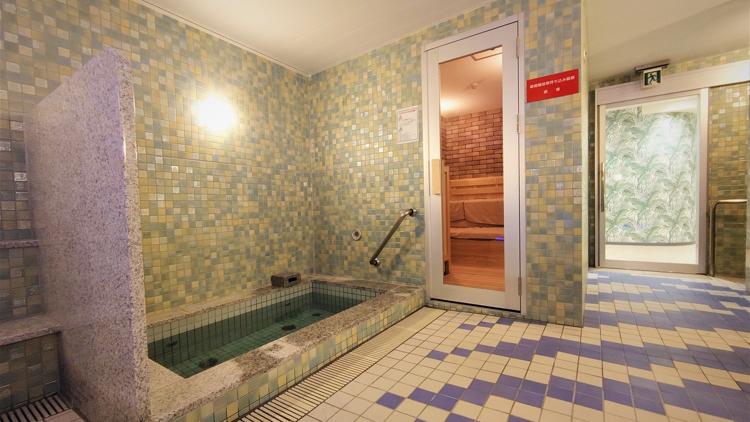 ２F男性大浴場サウナ入口・水風呂