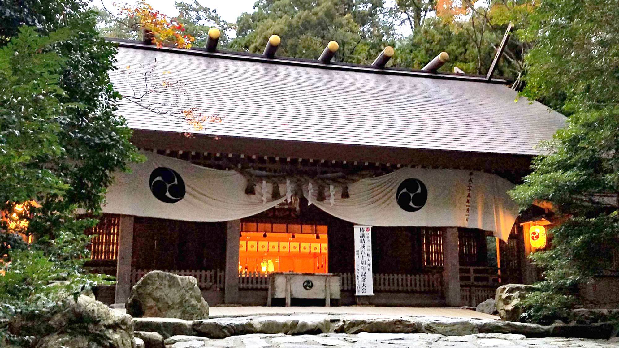 椿大神社まで車で約30分