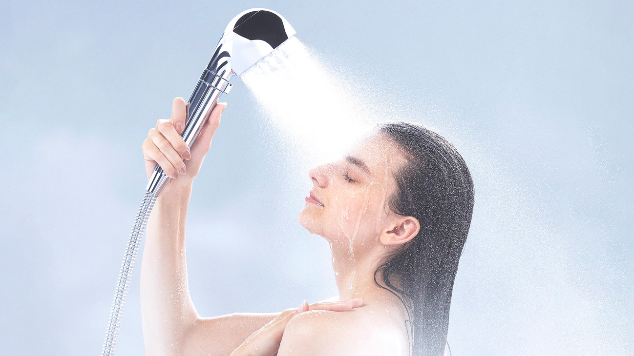 【シャワーヘッド】ナノバブルを大量に含んだ温ミスト水流で、毛穴の奥深くの汚れも吸着・除去。