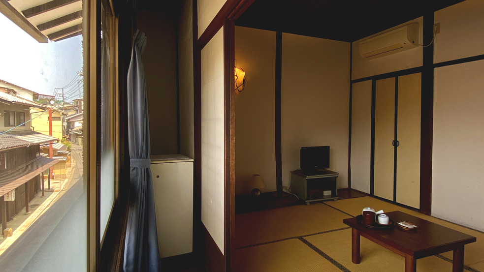 【6畳和室】窓の外からは宮島の向かいながらの街並みを見下ろすことができます。