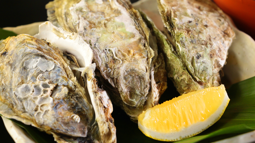 殻付き牡蠣の酒蒸しはレモン汁の爽やかさと牡蠣の旨味を楽しめます