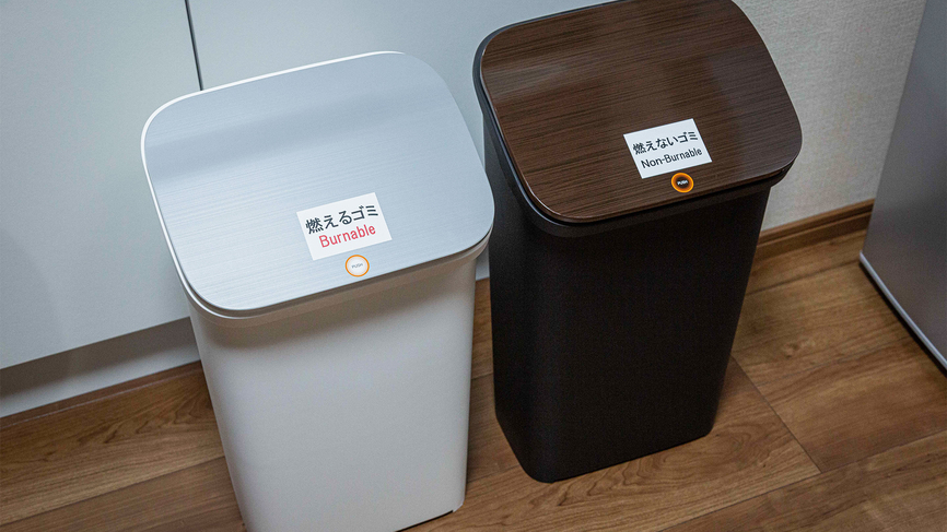 お部屋のゴミ箱は「燃えるゴミ」「燃えないゴミ」の2種類を並べて設置。