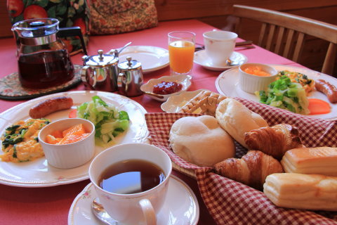 焼き立てパンの朝食