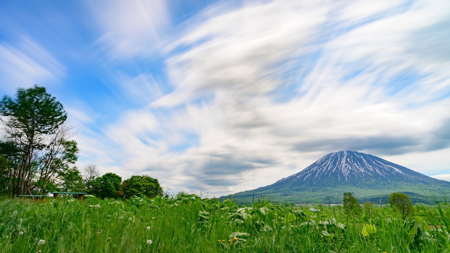 *羊蹄山/緑豊かなニセコの街を優しく見下ろす羊蹄山。