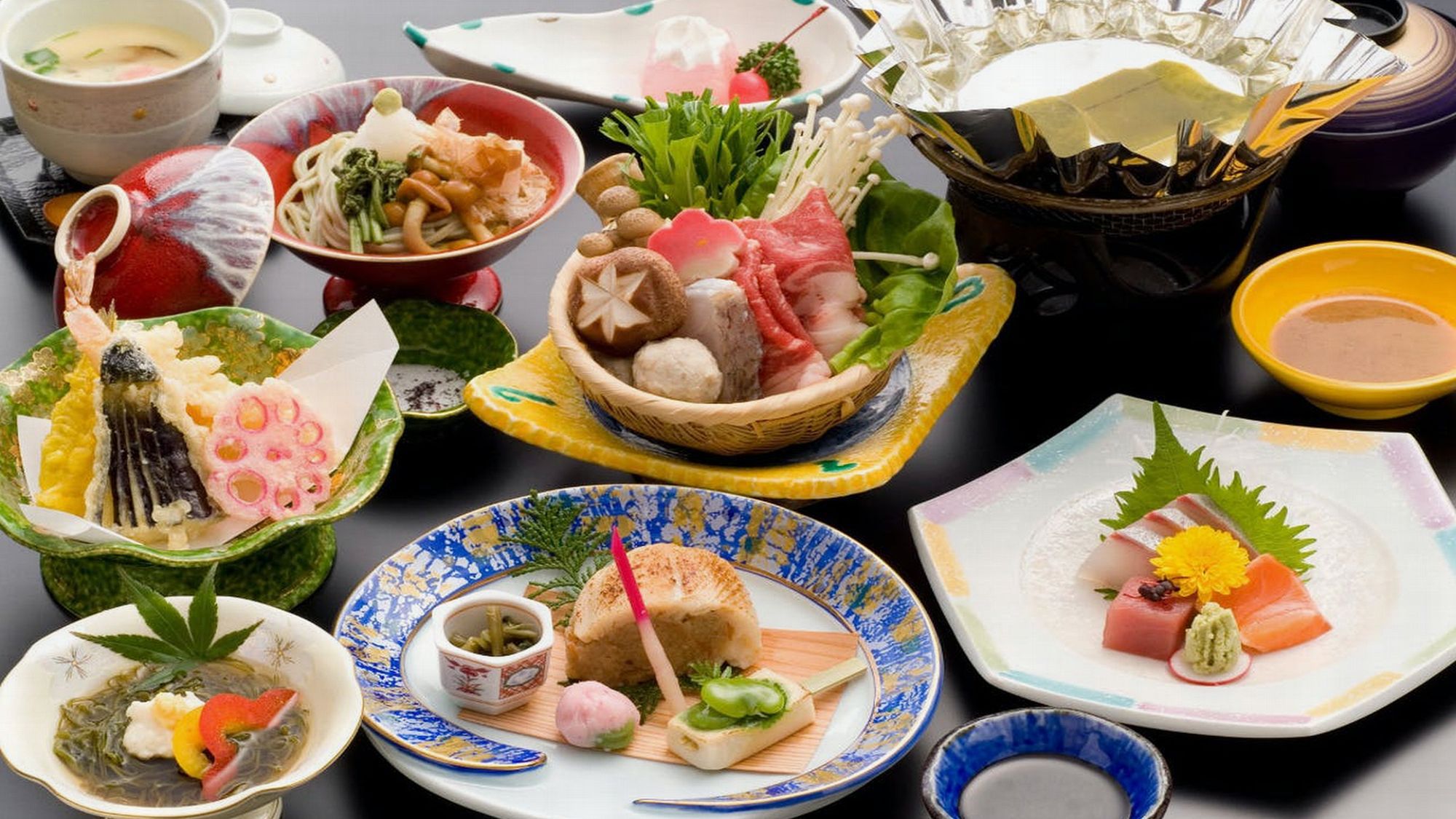 ミニ牛陶板焼きor寄せ鍋、天ぷら、日本海甘海老などを含めた自慢の会席料理です！（一例）