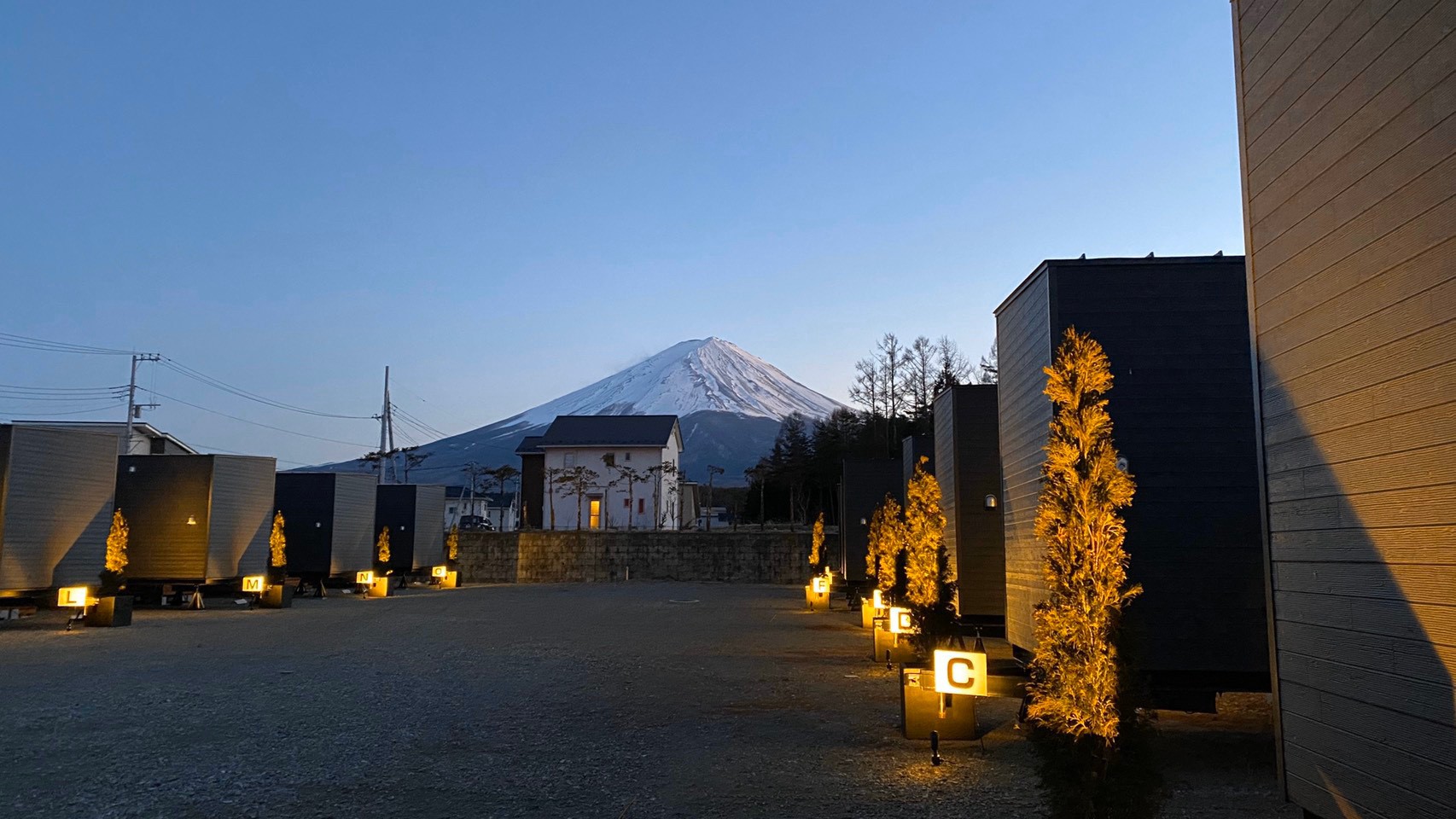 夜のトレーラーハウス