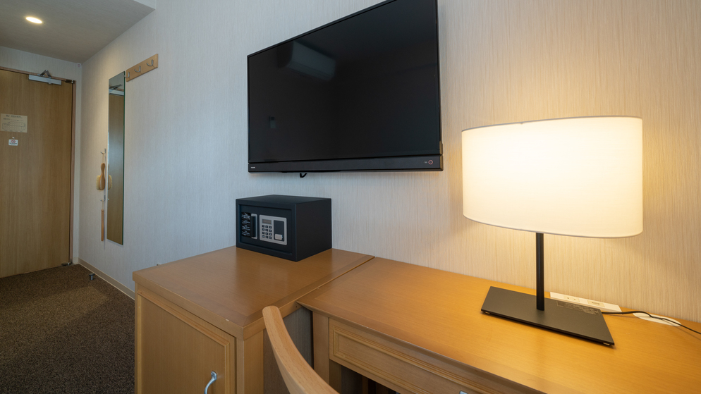 大きめのゆったりデスクはお仕事やお勉強でのご利用にも！