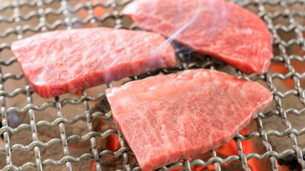 【希少部位食べ比べ】一気に炙って旨味を閉じ込める！炭の良さを存分に活かします。