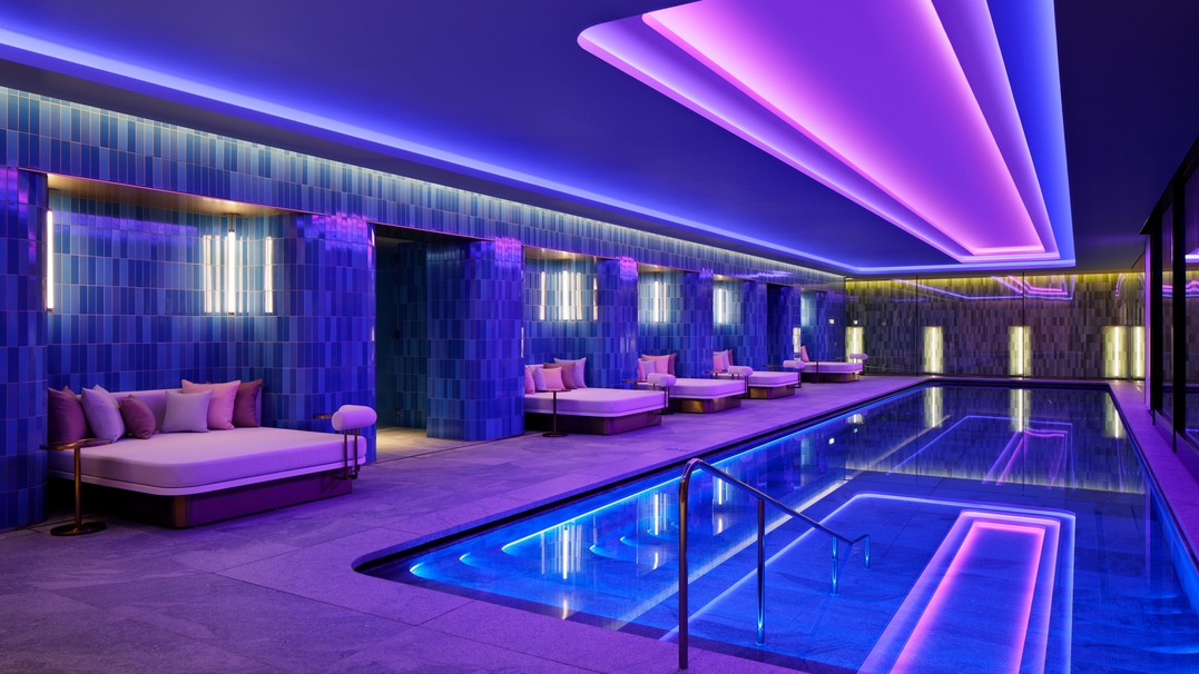 プールWET/ネオンライトの光が水面に反射し、幻想的な全長20mの屋内プール