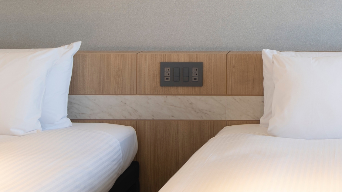 トリプル＜21㎡＞寝ながらスマホの充電もOK！コンセント、USBもベッドのそばに配置しております。