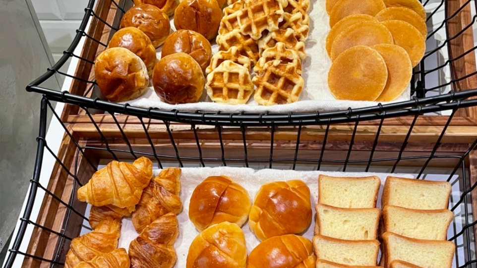 【朝食バイキング】お好きなパンをオーブンで焼いてアツアツでお召し上がりください。