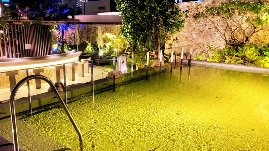 【屋外天然温泉(9:00〜22:00)】那覇市内でも数少ない温泉のあるホテルです。（水着着用）