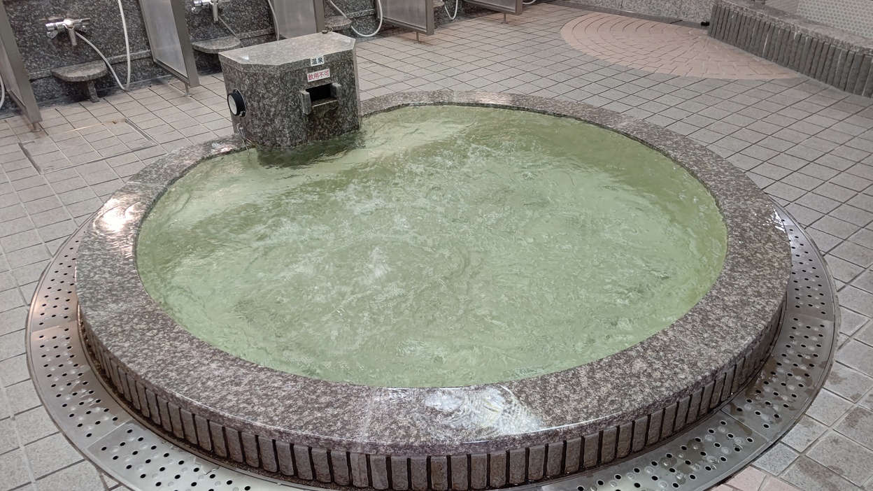 上諏訪温泉かけ流しのお風呂です。（15：00〜24：00、5：00〜9：30）