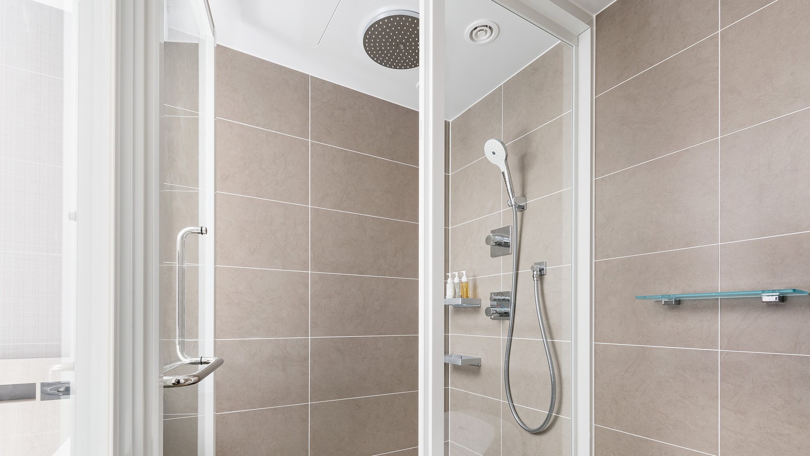 【ダブル】レインシャワー完備のシャワーブース