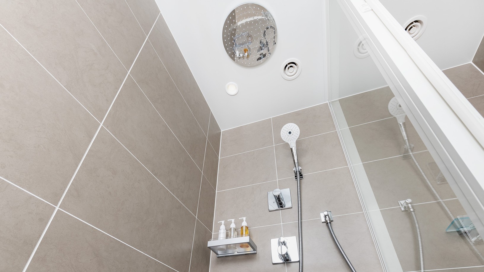 【ダブル】レインシャワー完備のシャワーブース