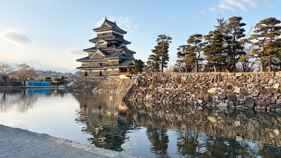 松本城湖面